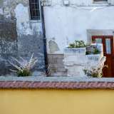 ...sovrastando vico Forno, portava direttamente al complesso di Santa Maria del Buonconsiglio permettendo un collegamento diretto tra i due edifici